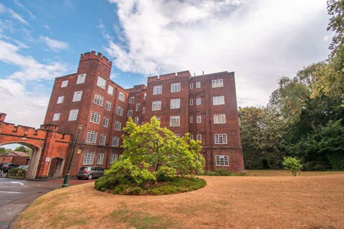 2 Bedroom Apartment For Sale In Stoneygate Court, Leicester, LE2