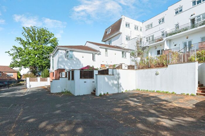 2 Bedroom Flat For Sale In Feversham Avenue, Bournemouth, BH8