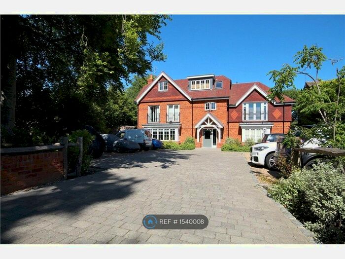 1 Bedroom Flat To Rent In Sayes Court Farm Drive, Addlestone, KT15