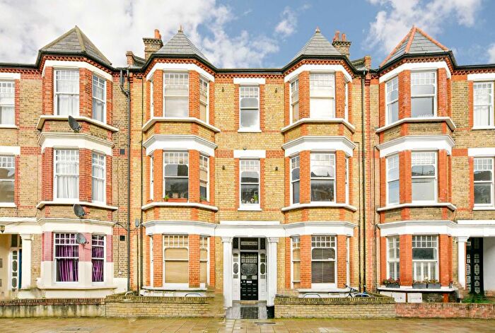 3 Bedroom Flat To Rent In Edgeley Road, London, SW4