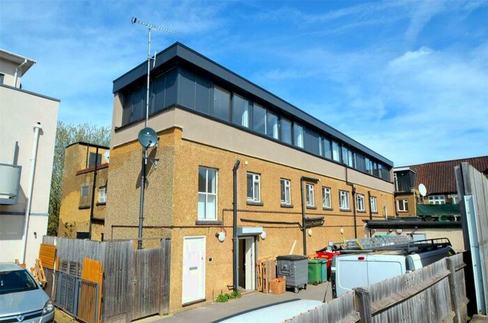 1 Bedroom Apartment To Rent In Central Road, Worcester Park, Surrey, KT4