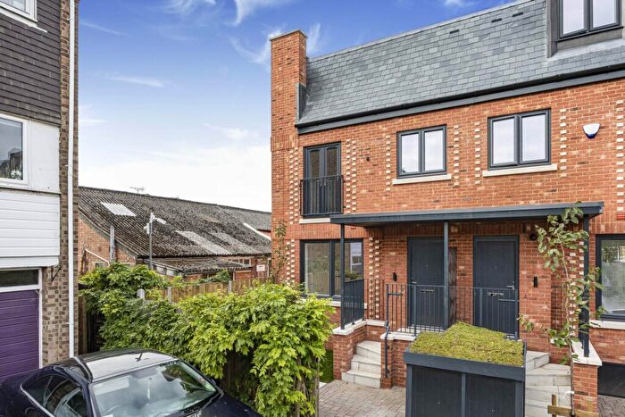 2 Bedroom End Of Terrace House For Sale In Forge Close, Caversham, RG4