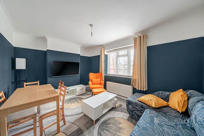 2 Bedroom Flat For Sale In Lynton Road, Acton, London, W3