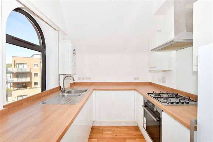 1 Bedroom Flat For Sale In Whyteleafe Hill, Whyteleafe, Surrey, CR3