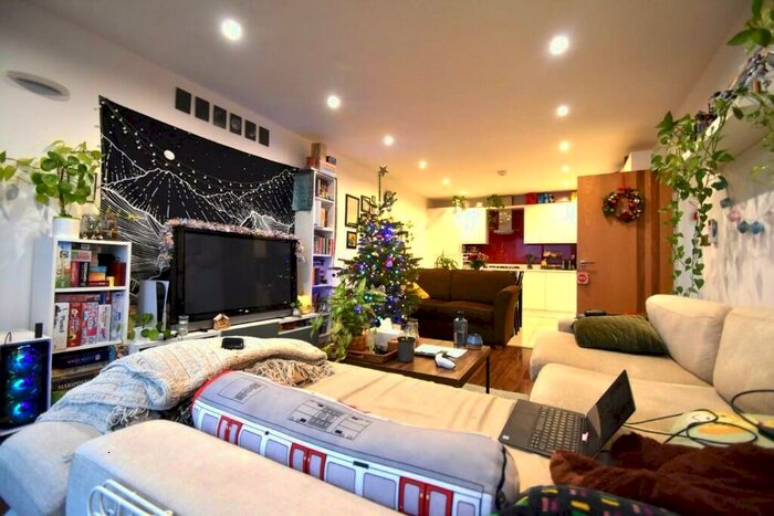 2 Bedroom Apartment To Rent In Copperfield Road, London, E3