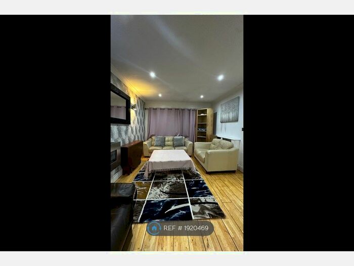 3 Bedroom Semi-Detached House To Rent In Langley Hall Road, Solihull, B92