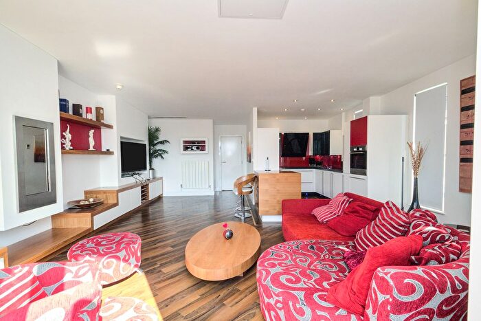 3 Bedroom Flat To Rent In Cadogan Road, London, SE18