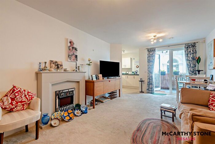 1 Bedroom Flat For Sale In South Parade, Southsea, Hampshire, PO4
