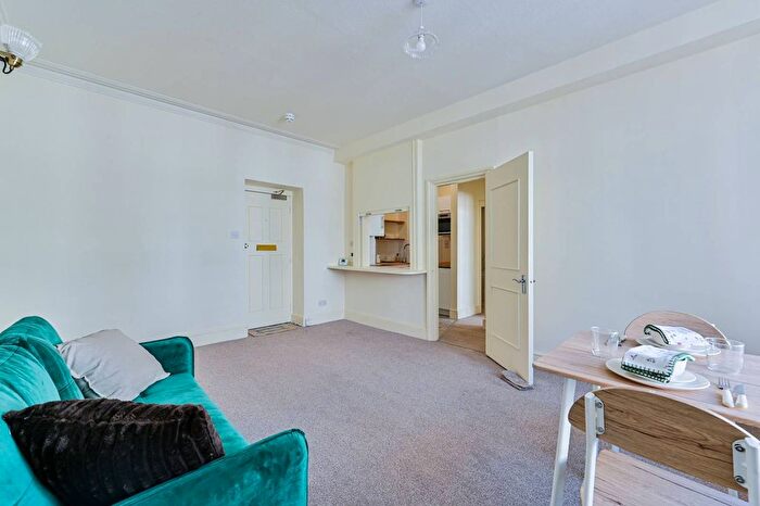 1 Bedroom Flat To Rent In Earls Court, Chelsea, London, SW10