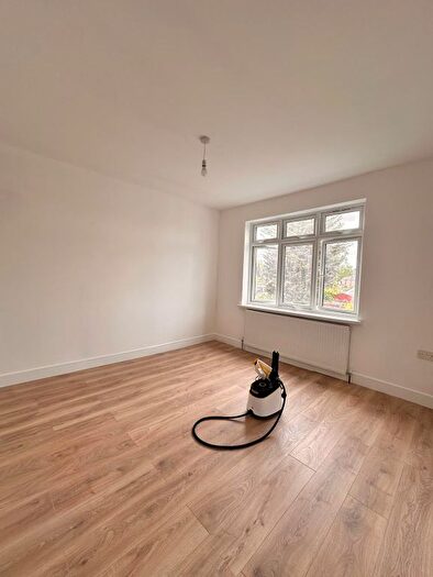 2 Bedroom Flat To Rent In Chase Cross Road, Romford, RM5