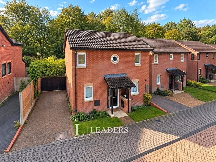 3 Bedroom Detached House For Sale In Runford Court, Shenley Lodge, Milton Keynes, MK5