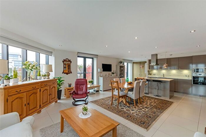 2 Bedroom Flat For Sale In Lambton Road, London, SW20