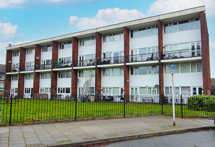 2 Bedroom Flat For Sale In Kingsmead, Biggin Hill, Westerham, TN16