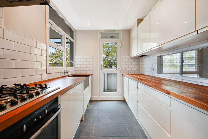 2 Bedroom Flat To Rent In Shaw Court, SW11