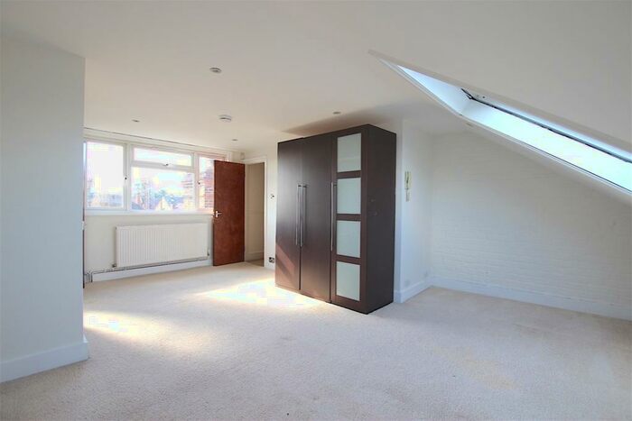 3 Bedroom Apartment To Rent In First Avenue, London, EN1