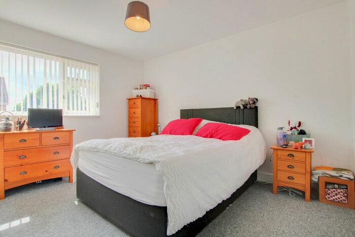 3 Bedroom End Of Terrace House For Sale In Long Lynderswood, Basildon, SS15