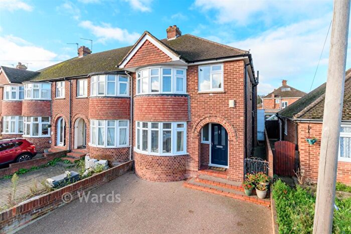 3 Bedroom End Of Terrace House For Sale In River Drive, Strood, Rochester, Kent, ME2