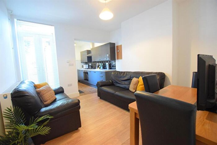 3 Bedroom Terraced House To Rent In Smith Street - Student House - /, LN5