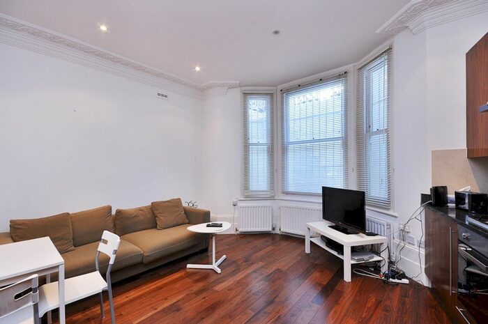 2 Bedroom Flat To Rent In Castletown Road, London, W14