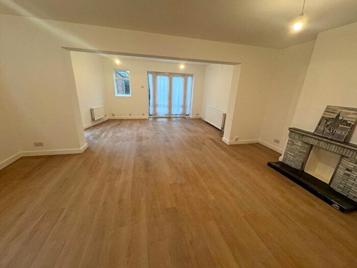 3 Bedroom Semi Detached House To Rent In Bedroom Semi-detached House – Beverley Close, Winchmore Hill, N21