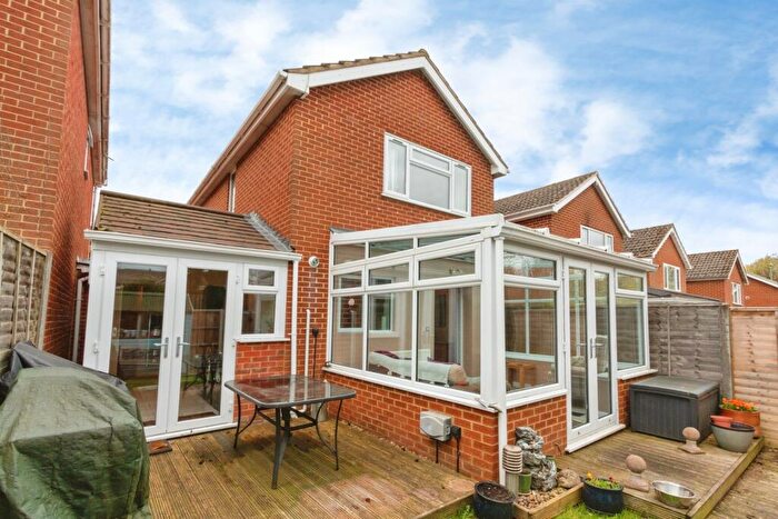 3 Bedroom Link Detached House For Sale In Reynolds Close, Basingstoke, Hampshire, RG21