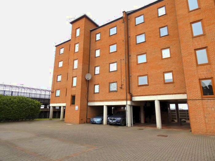 2 Bedroom Flat To Rent In West Street, Gravesend, DA11