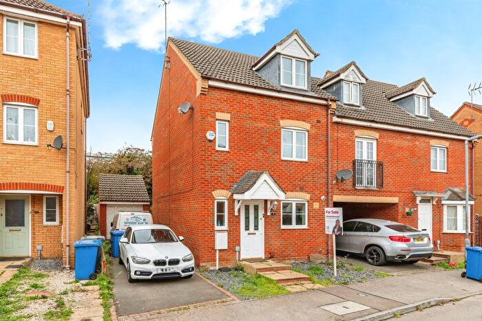3 Bedroom Semi-detached House For Sale In Tailby Avenue, Kettering, NN16