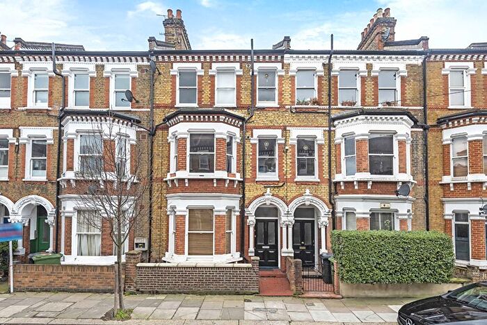 3 Bedroom Flat To Rent In Tremadoc Road, London, SW4