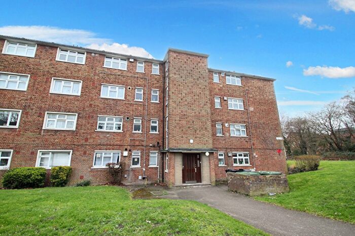 2 Bedroom Flat To Rent In Broomhill Road, Woodford Green, IG8