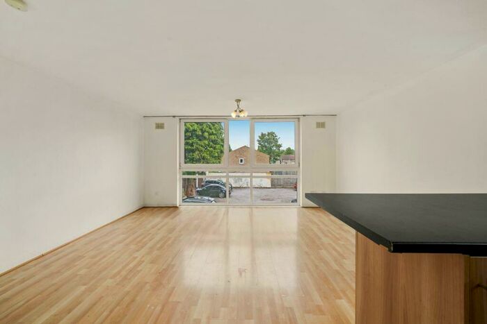 2 Bedroom Apartment To Rent In Hainault Road, London, E11