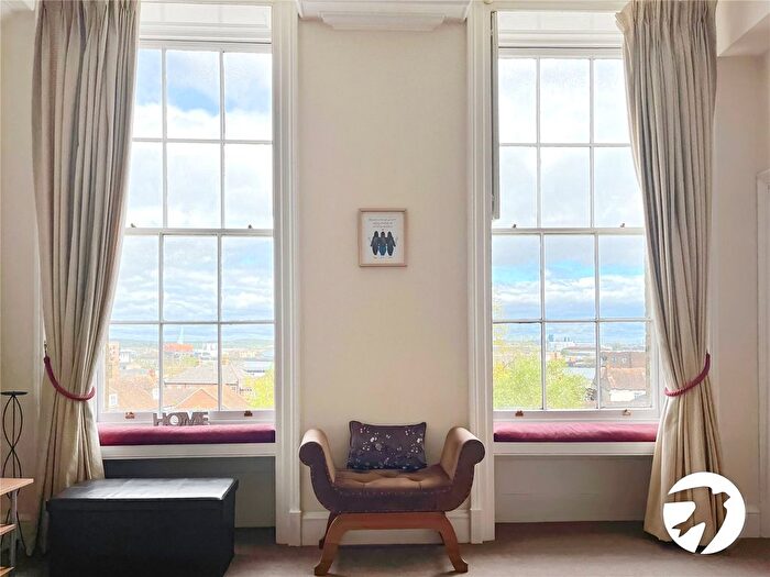 1 Bedroom Flat For Sale In Robertson Villas, - New Road, Rochester, ME1