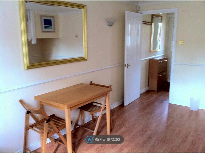 2 Bedroom Semi-Detached House To Rent In Trader Road, London, E6