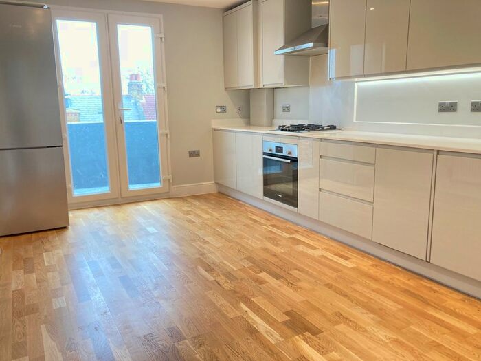 3 Bedroom Flat To Rent In Very Near Northfield Road Area, Ealing Northfields Area, W13