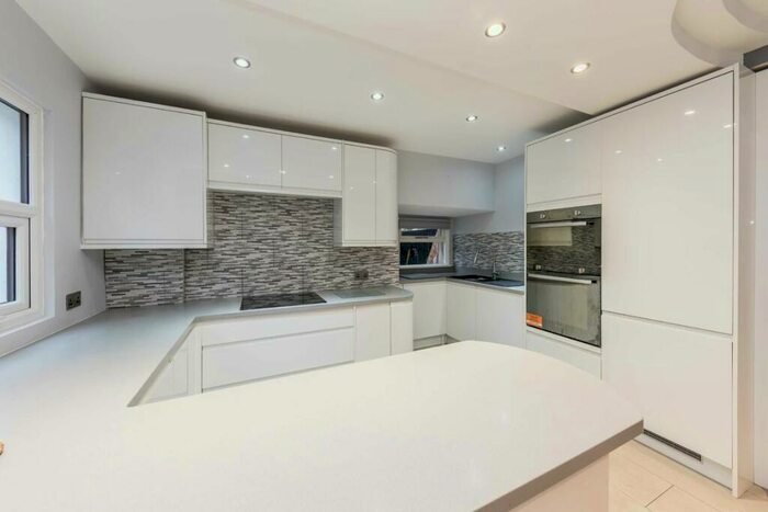 2 Bedroom Flat To Rent In Fieldhouse Road, Balham, SW12