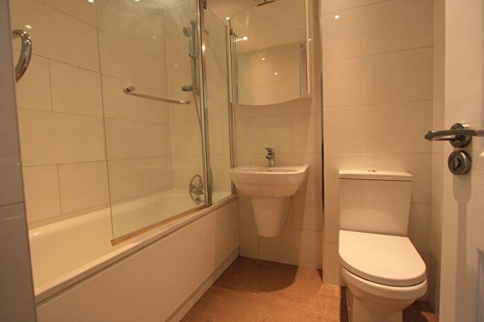 2 Bedroom Flat To Rent In Mitcham Road, London, SW17