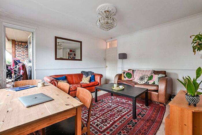 2 Bedroom Flat To Rent In Margarets Grove, Islington, London, N1