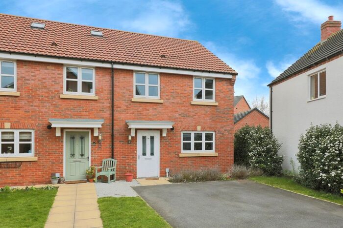 3 Bedroom Semi-Detached House For Sale In Horseshoe Crescent, Wellesbourne, Warwick, CV35