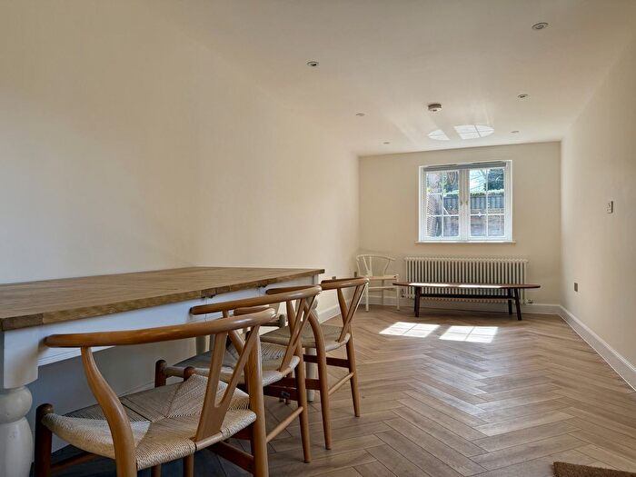 2 Bedroom Flat To Rent In Uxbridge Road, London, W12