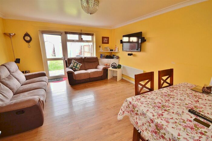 3 Bedroom End Of Terrace House To Rent In Fullwell Avenue, Ilford, IG6