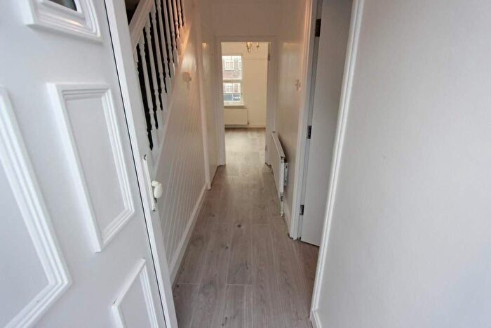 3 Bedroom Flat To Rent In Hampden Square, London, N14