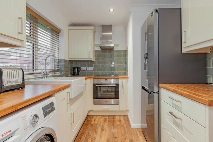 2 Bedroom Flat To Rent In Larch Close, Oxford OX2