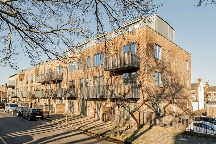 2 Bedroom Flat To Rent In Gideon Road, London, SW11