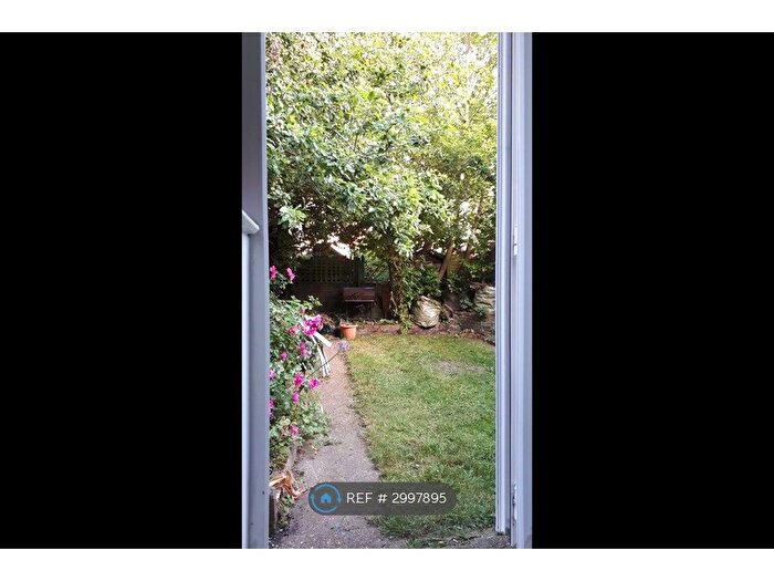 2 Bedroom Flat To Rent In Undine Street, Tooting, SW17