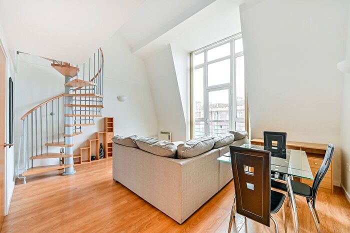 1 Bedroom Flat To Rent In Whitton Road, Twickenham, TW1