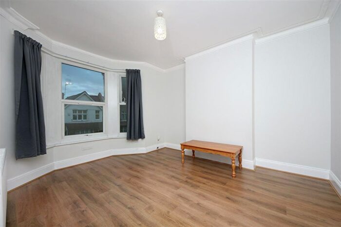 4 Bedroom Flat To Rent In Birkbeck Avenue, London, W3