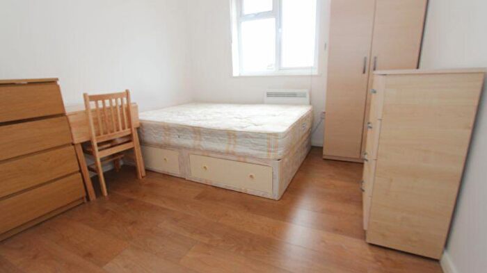 Studio To Rent In High Road, Finchley, N12