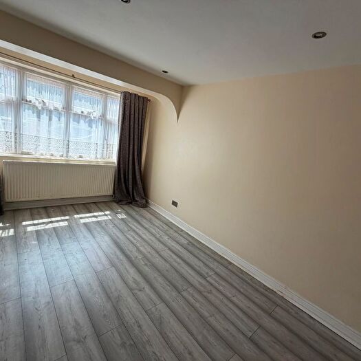 4 Bedroom Semi-Detached House To Rent In Wren Road, Dagenham, RM9