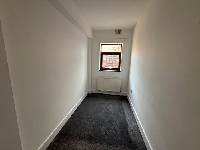 2 Bedroom Flat To Rent In Romford Road, London, E12