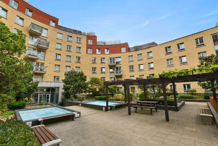 2 Bedroom Flat To Rent In Buckler Court, Islington, London, N7