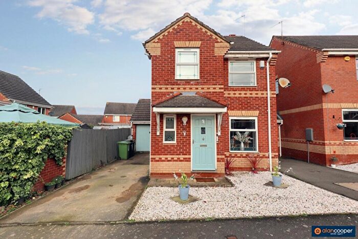 3 Bedroom Link Detached House For Sale In Trentham Close, Maple Park, Nuneaton, CV11